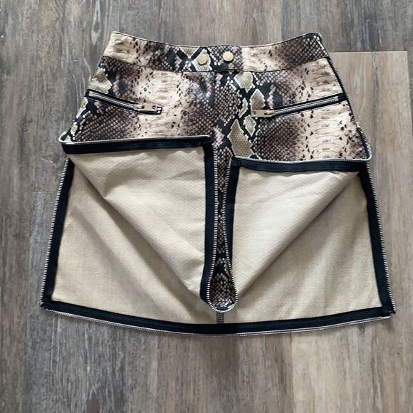 I Am Gia mini skirt faux snakeskin with zipper detailing sz xs - Picture 3 of 9